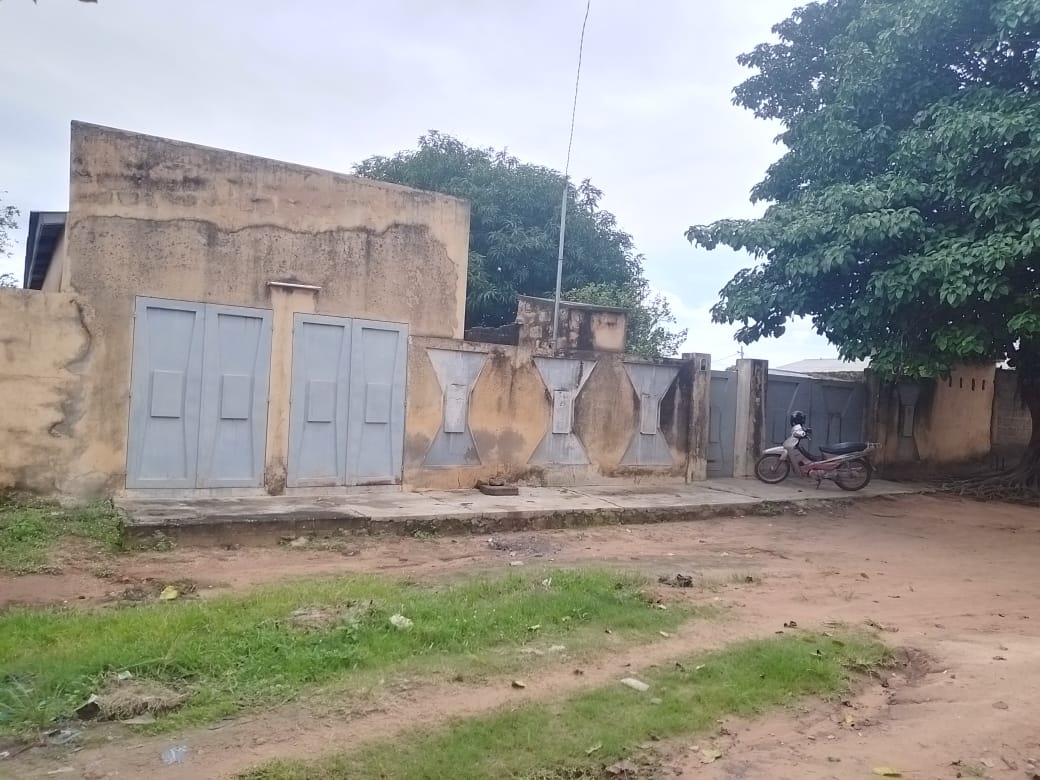 01 Maison en forme Villa à Okedama 